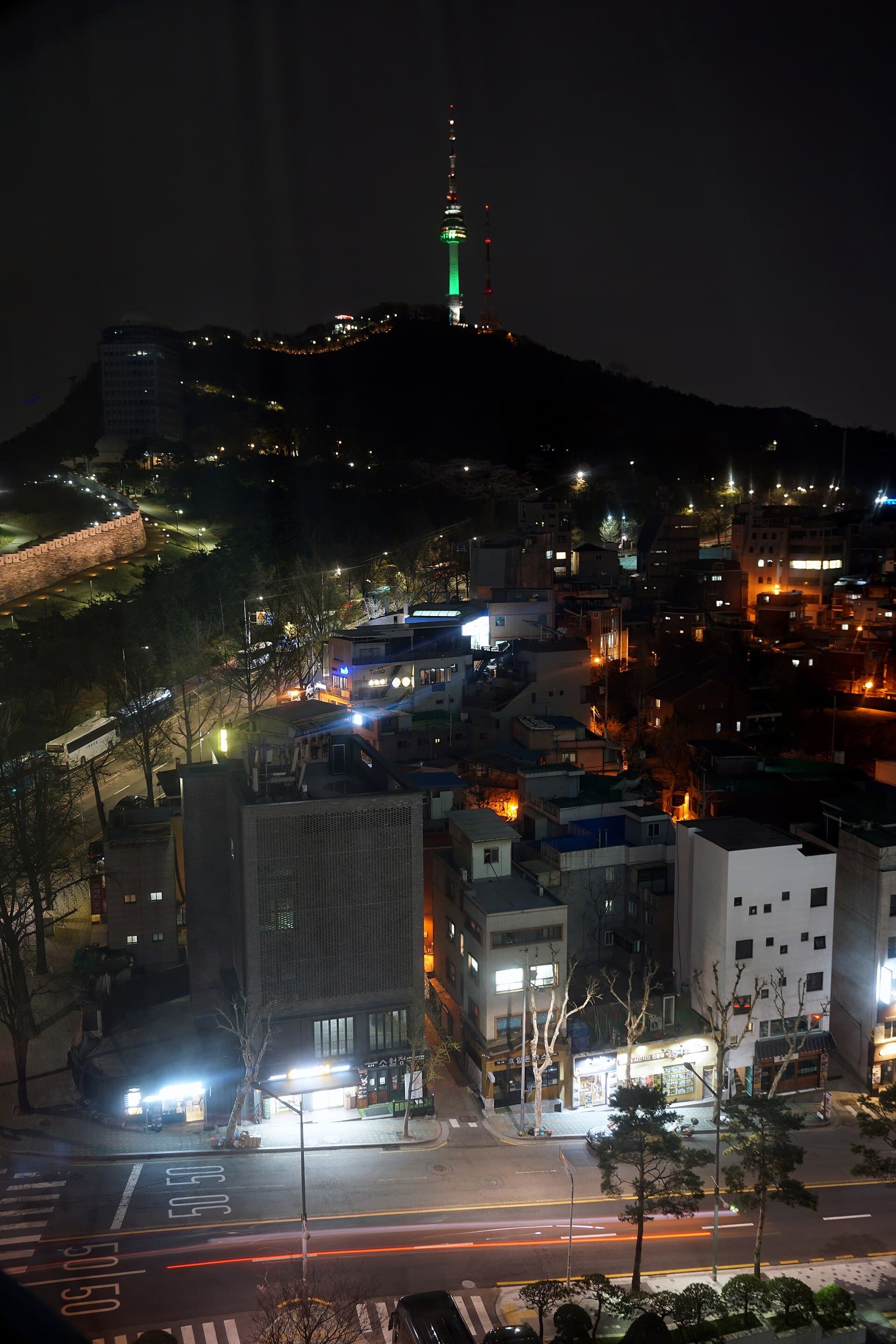 남산 서울타워와 산세