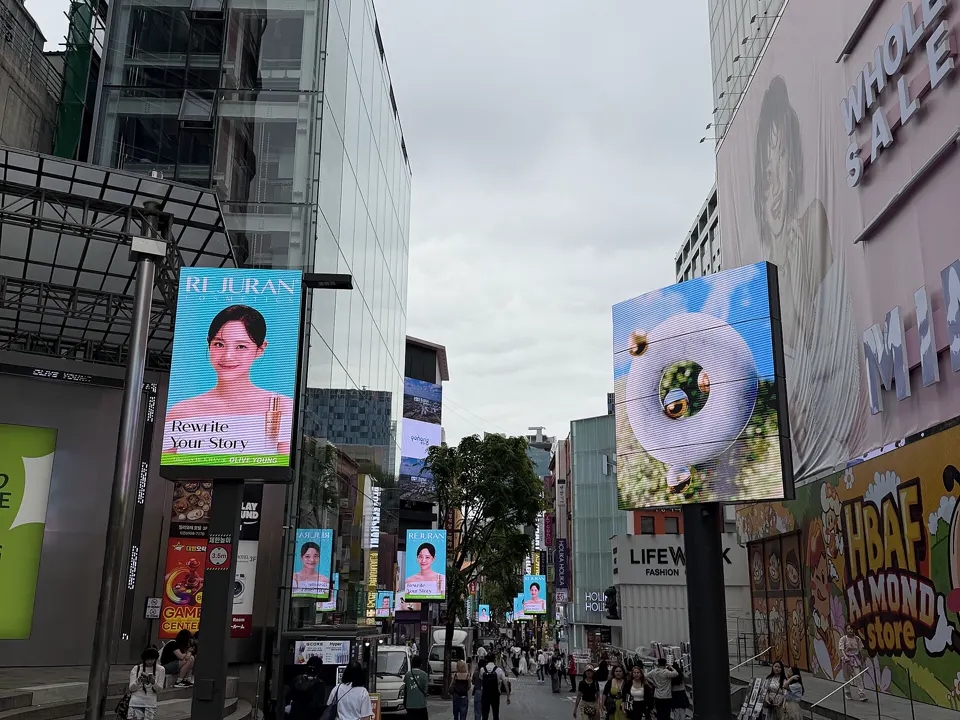 명동 쇼핑 거리와 보행자
