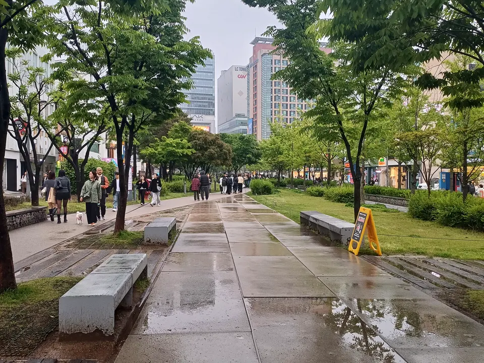 경의선숲길 연남 구간의 산책로와 철길 흔적