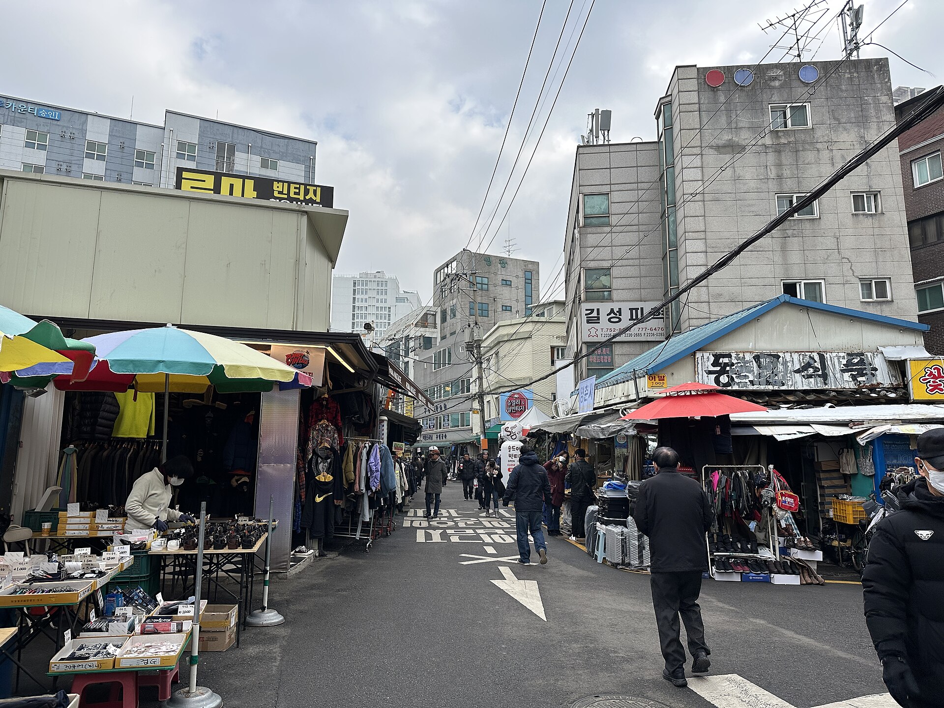 동묘 벼룩시장 돌담 앞에 펼쳐진 중고품 노점