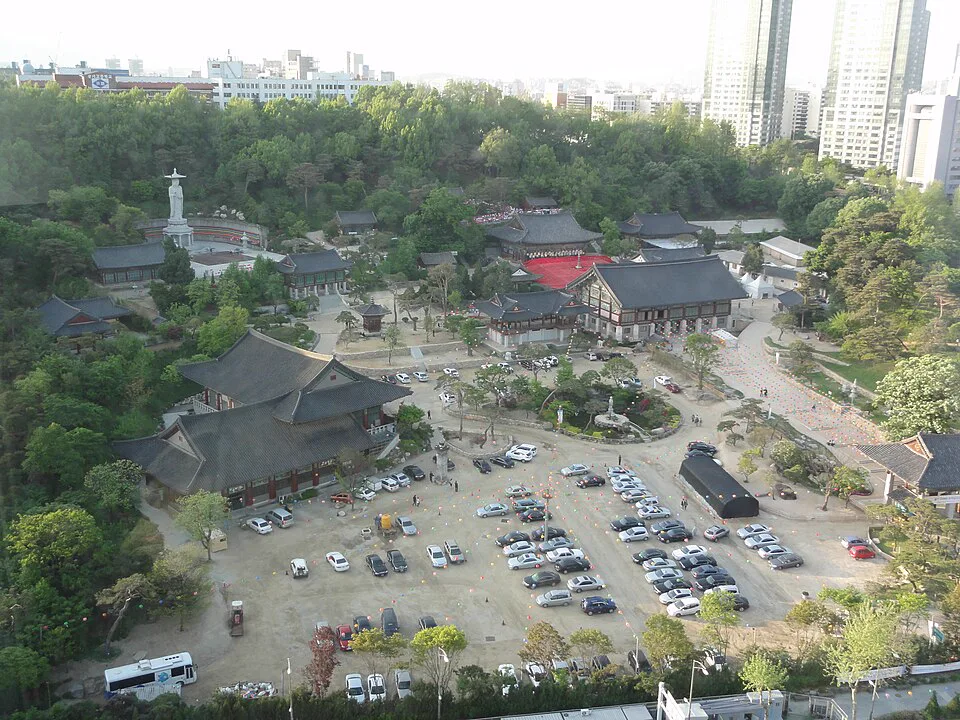 봉은사 전각과 연등