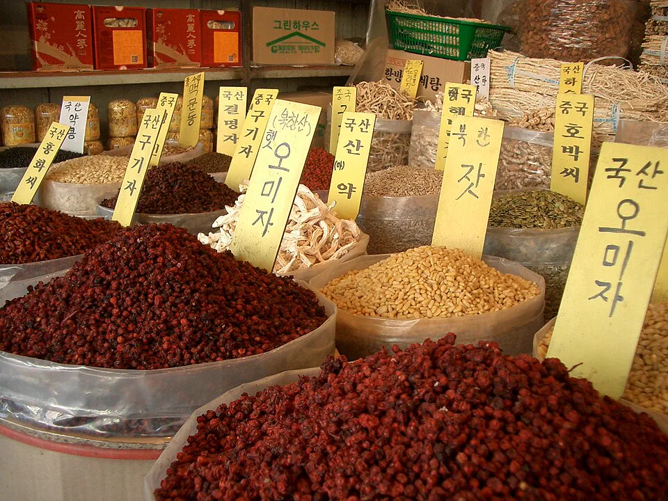 경동시장의 한약재 점포