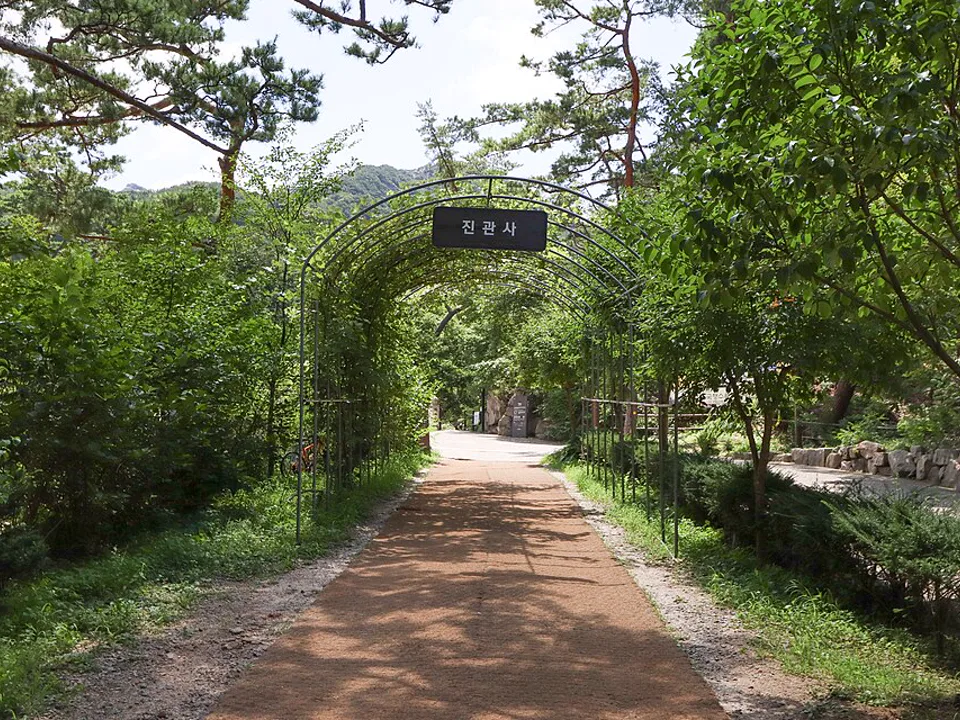 북한산 자락의 진관사 전각