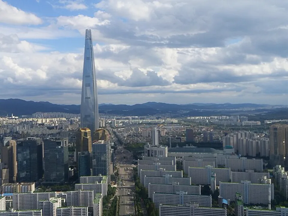서울 상공에서 본 롯데월드타워