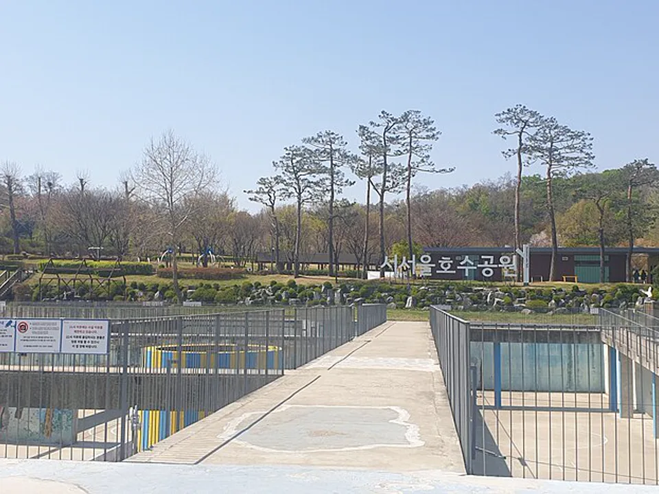 서서울호수공원의 호수 풍경