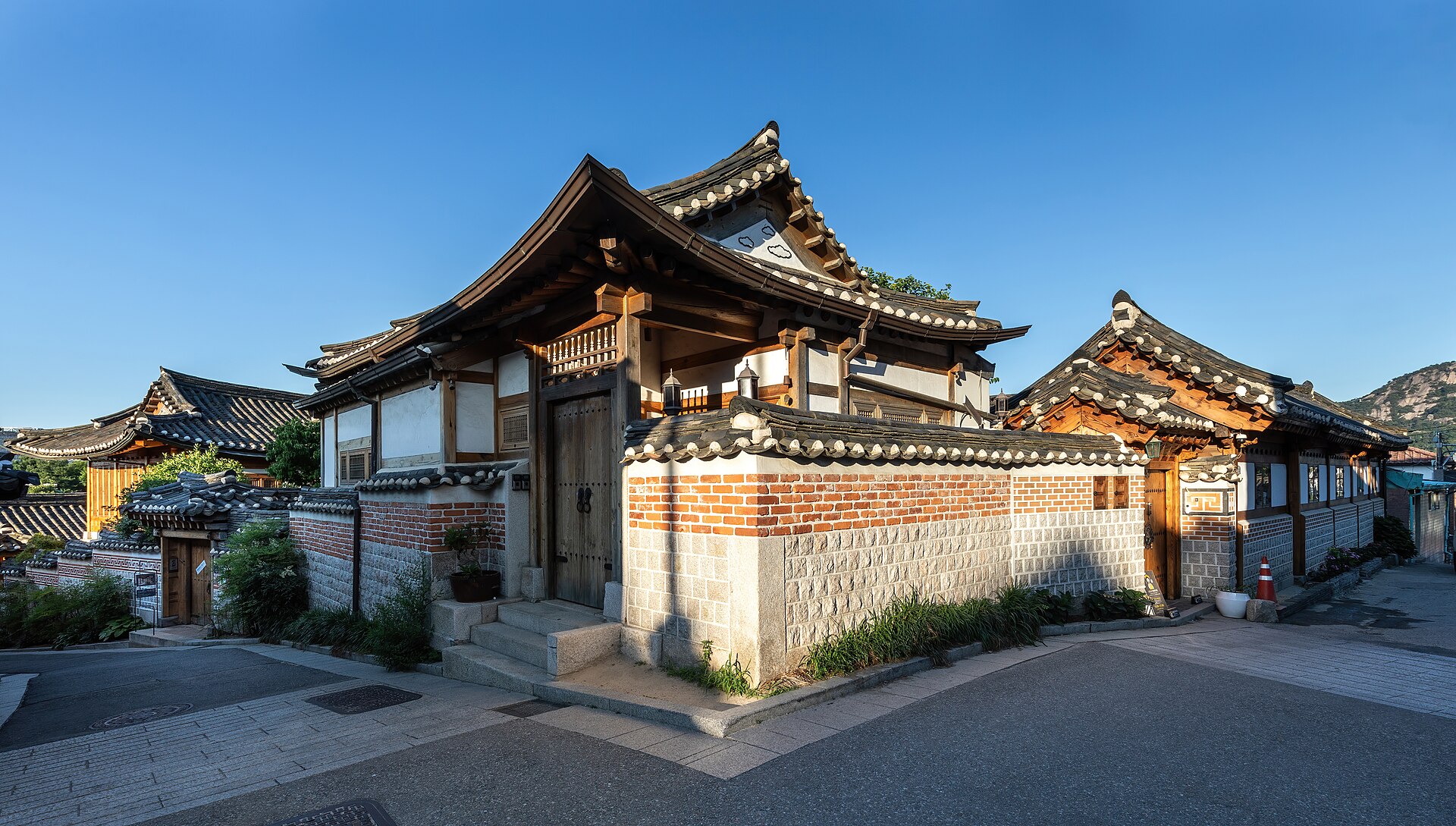 북촌 한옥마을의 한옥 골목과 서울 도심