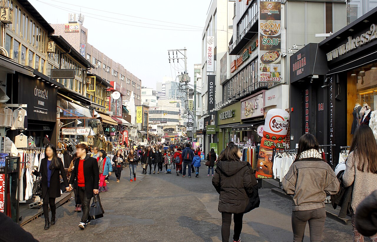 홍대 걷고싶은거리의 상점과 보행자